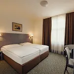מלון Central Hotel Prague 3*